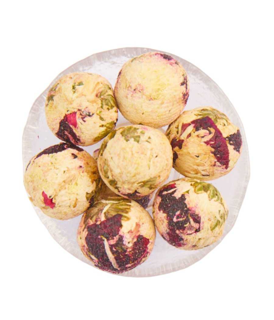 Witte chrysanthemum ballen en dragon fruit