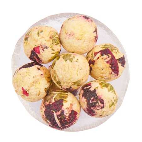 Witte chrysanthemum ballen en dragon fruit