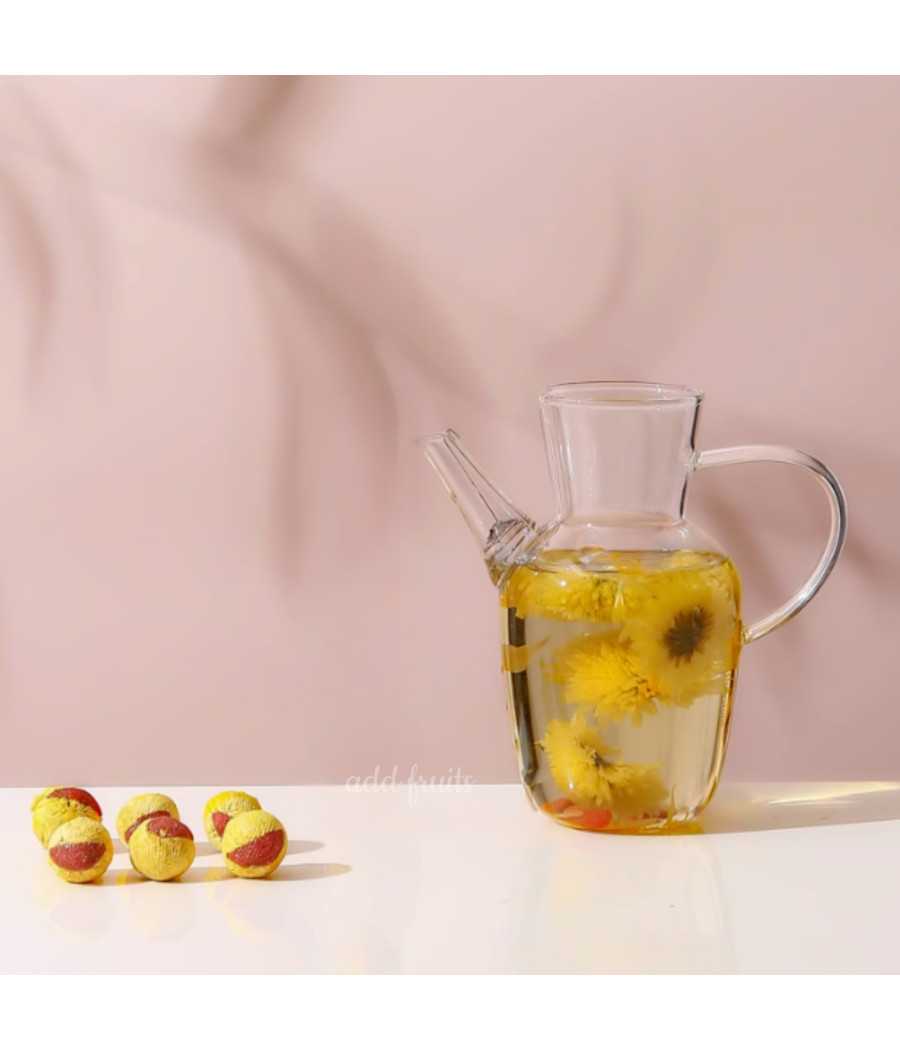 Gelbe Chrysanthemenkugeln und Goji-Beeren