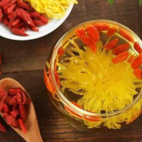 Boules de Chrysanthèmes jaunes et baies de Goji