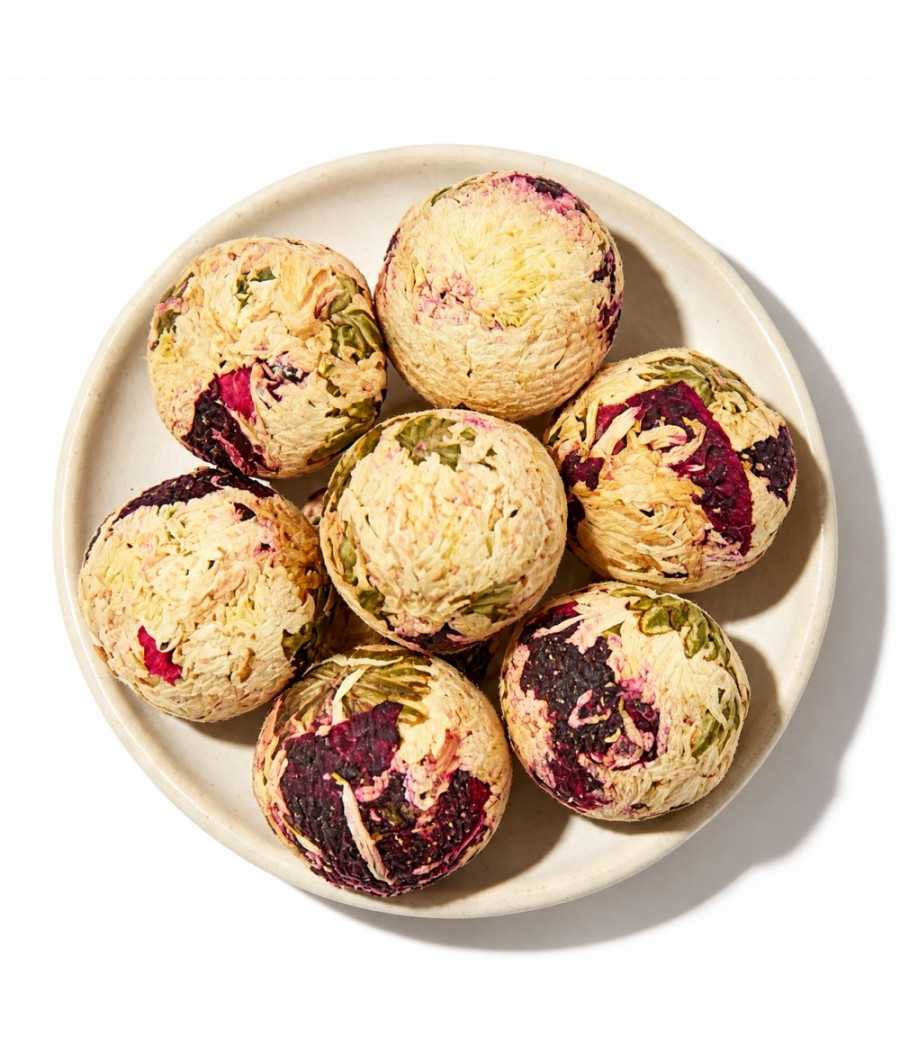 Bolas de crisantemo blanco y fruta del dragón