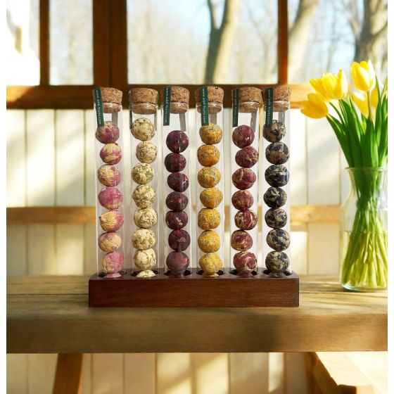 Six tubes de boules d’infusion Add Fruits sur leur support en bois