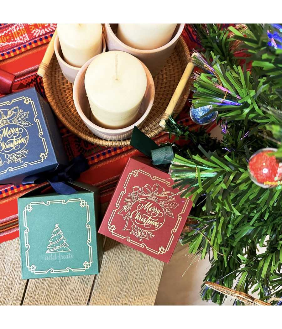 Coffrets de boules d’infusion Add Fruits suspendus dans un sapin de Noël